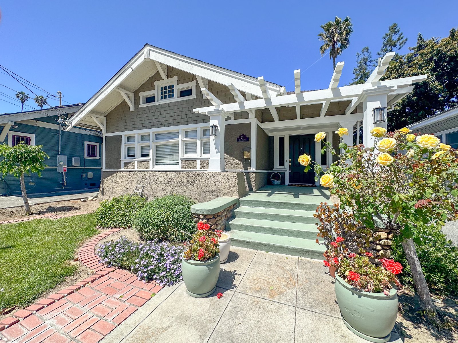 571 Coe Ave